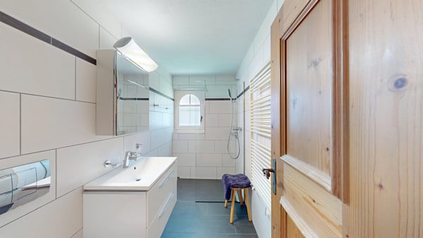 Stilvolle und volleingerichtete 3½-Zimmer-Wohnung mit Gartensitzplatz in Klosters 10