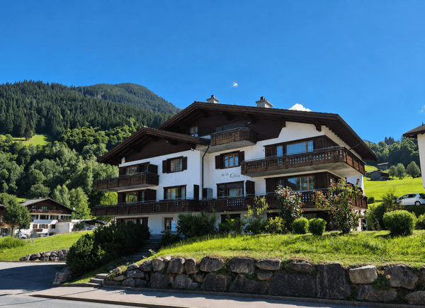 Stilvolle und volleingerichtete 2½-Zimmer-Wohnung mit Gartensitzplatz in Klosters 1