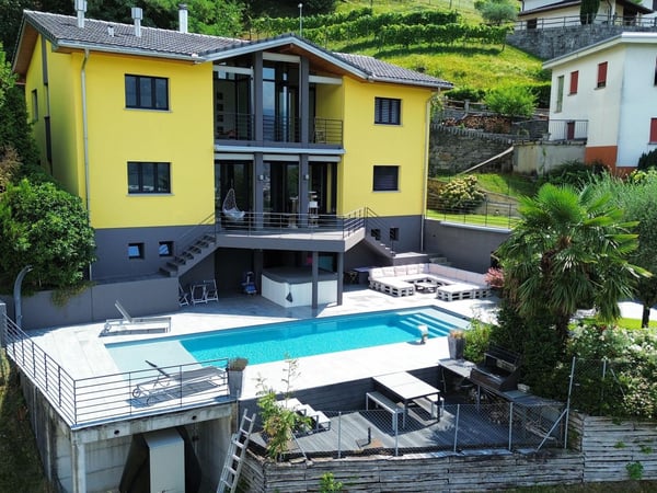 Bellinzona - Camorino - Casa bifamiliare composta da due appartamenti indipendenti con splendida vista panoramica e piscina 2