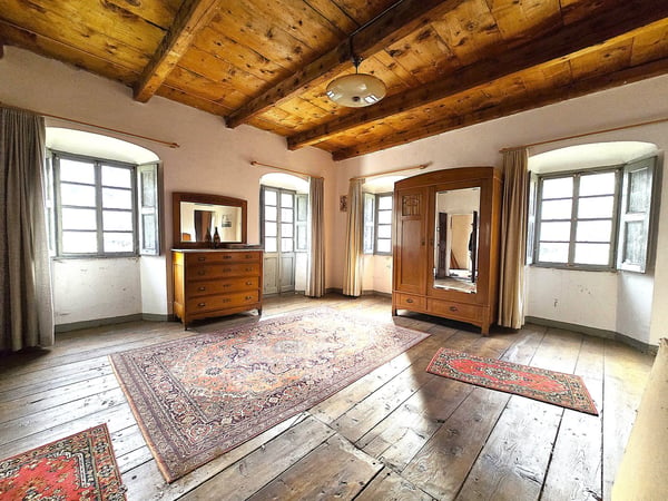 Charmantes historisches Haus mit grossem Grundstück 3