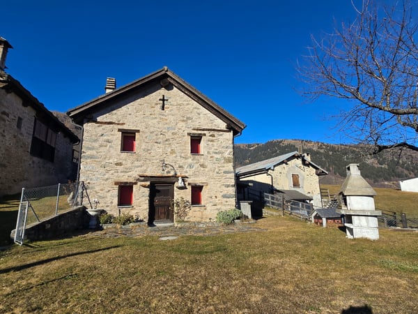 Schönes Bauernhaus in de Bergen mit Zugang und Grundstück 1