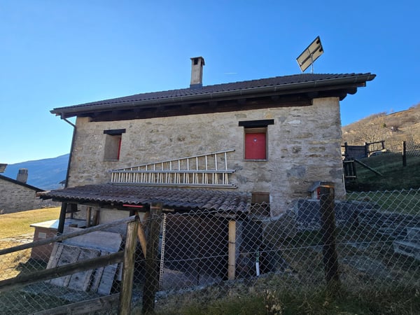 Schönes Bauernhaus in de Bergen mit Zugang und Grundstück 30