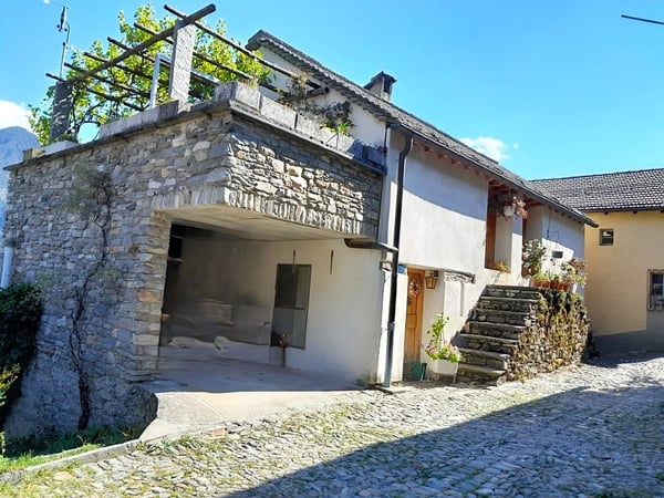 Charmantes rustikales Haus mit herrlicher Aussicht, Terrasse & Garage 1