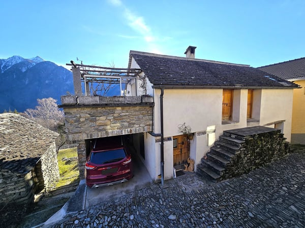 Charmantes rustikales Haus mit herrlicher Aussicht, Terrasse & Garage 2
