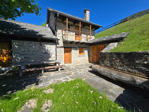 schönes Berghaus mit grossem Land und herrlichem Panoramablick 1