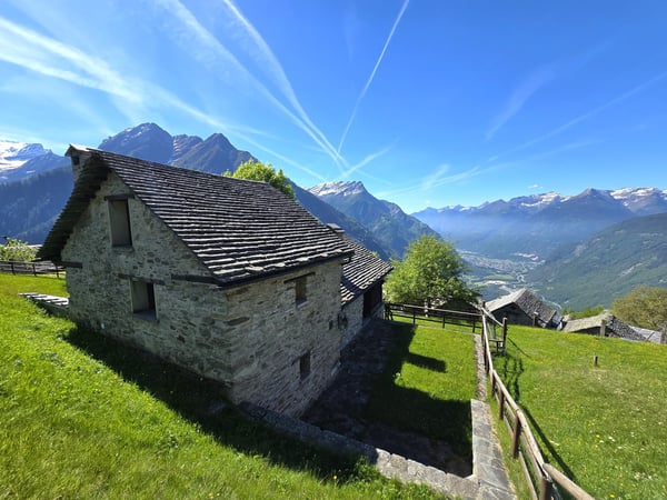 schönes Berghaus mit grossem Land und herrlichem Panoramablick 3