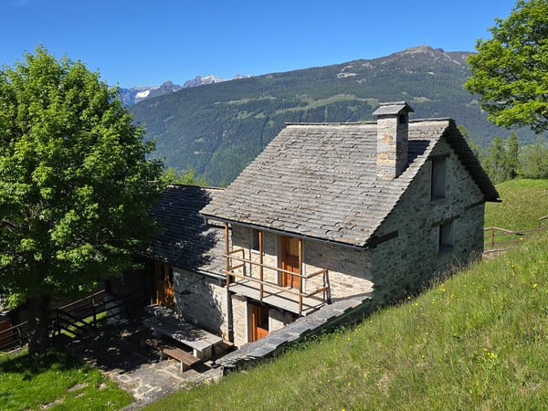 schönes Berghaus mit grossem Land und herrlichem Panoramablick 2