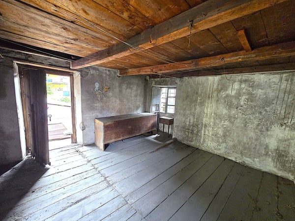 Casa plurifamiliare da ristrutturare con terreno e stalla 23