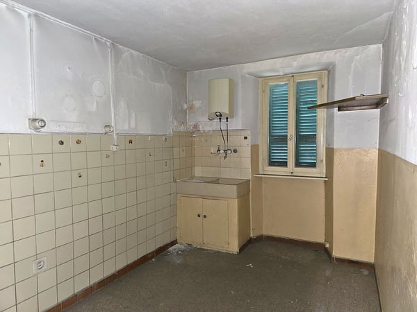 Casa plurifamiliare da ristrutturare con terreno e stalla 11