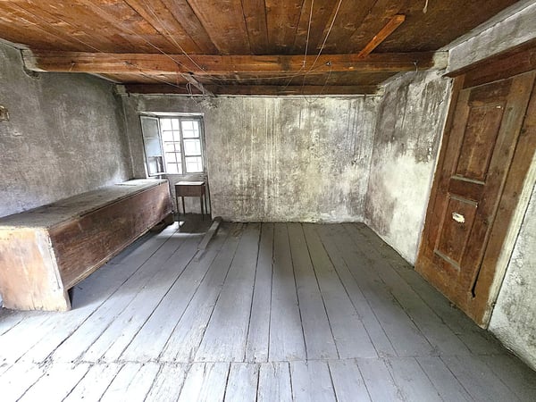 Casa plurifamiliare da ristrutturare con terreno e stalla 25