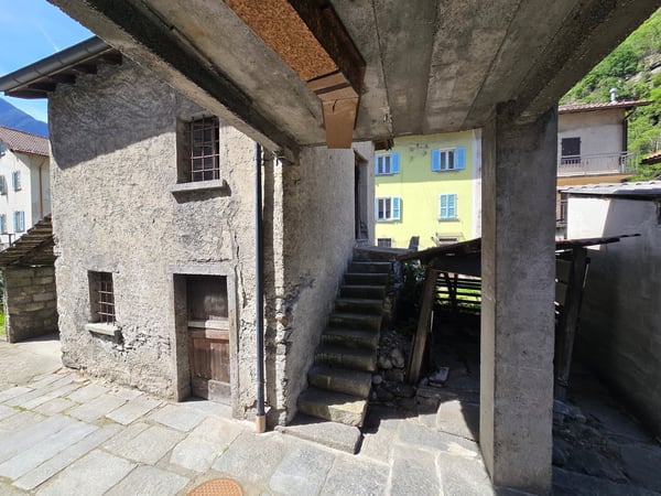 Casa plurifamiliare da ristrutturare con terreno e stalla 5