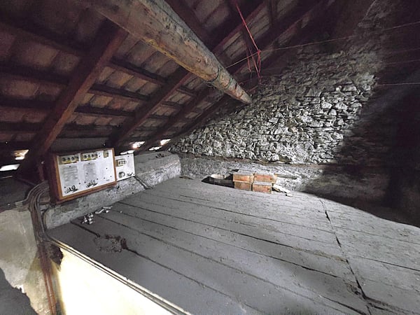 Casa plurifamiliare da ristrutturare con terreno e stalla 20