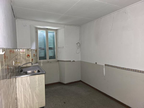 Casa plurifamiliare da ristrutturare con terreno e stalla 7