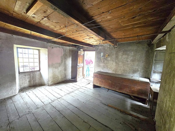Casa plurifamiliare da ristrutturare con terreno e stalla 24