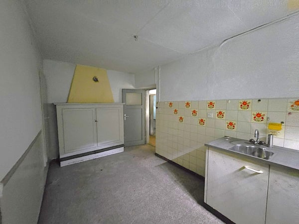 Casa plurifamiliare da ristrutturare con terreno e stalla 8
