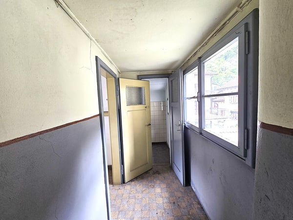 Casa plurifamiliare da ristrutturare con terreno e stalla 12