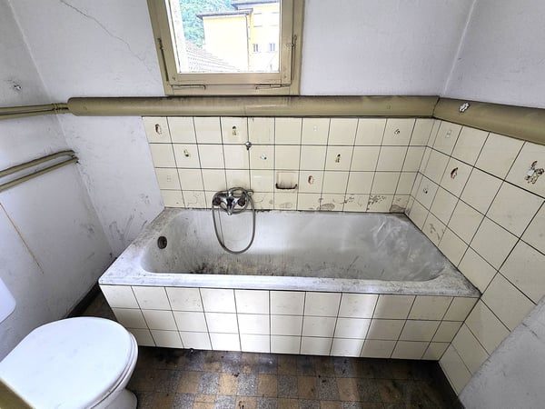 Casa plurifamiliare da ristrutturare con terreno e stalla 18