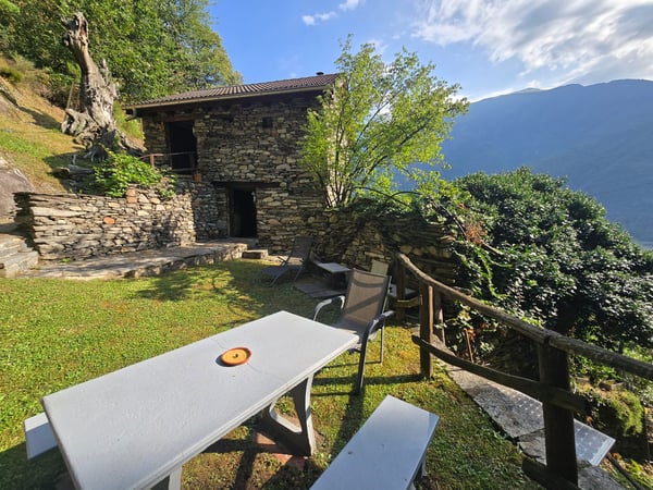 Rustico und Grotto mit grossem Grundstück und schöner Aussicht 1