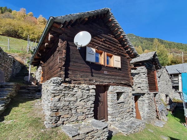 2 Bergbauernhöfe mit grossem Land an einem sehr sonnigen Ort 1