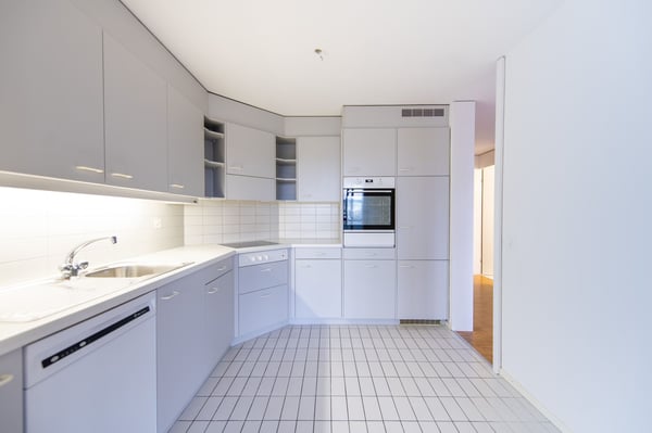 Wohnen mit Komfort: eigene Waschmaschine, grosser Balkon & viel Platz 3