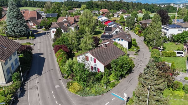 Zentrumsnahes Potenzial: Ausbaubares 5-Zimmer-Einfamilienhaus mit grosszügigem Garten 1