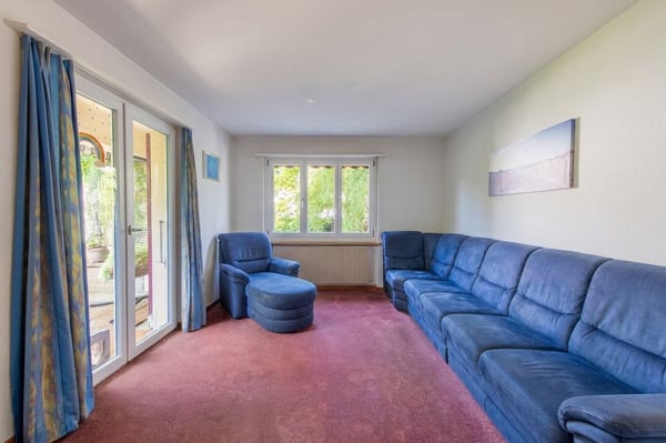 Zentrumsnahes Potenzial: Ausbaubares 5-Zimmer-Einfamilienhaus mit grosszügigem Garten 2