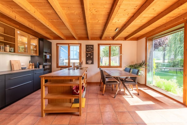 Nachhaltig wohnen - Minergie-Haus mit Wintergarten und Garten 4