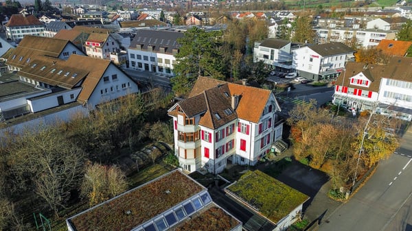 Historisches Mehrfamilienhaus mit 3 Wohnungen und Pool in Frick 1
