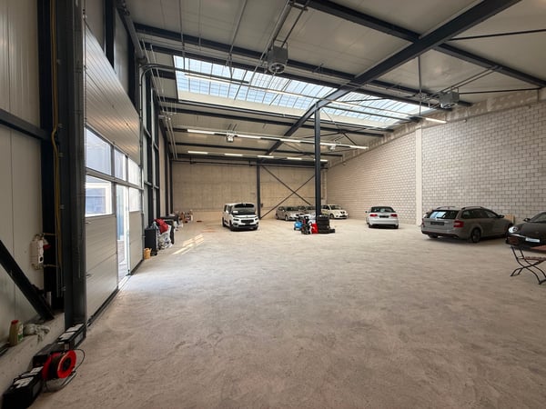 Moderne Gewerbehalle mit 408 m²