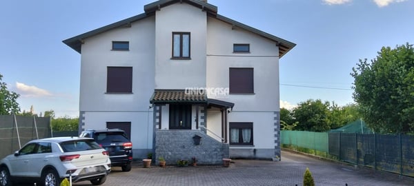 Villetta Bifamiliare in Vendita a Valmorea – Ampi Spazi e Giardino Privato 2