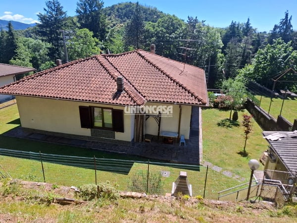 Casa Indipendente con Giardino e Garage a Bizzarone 1