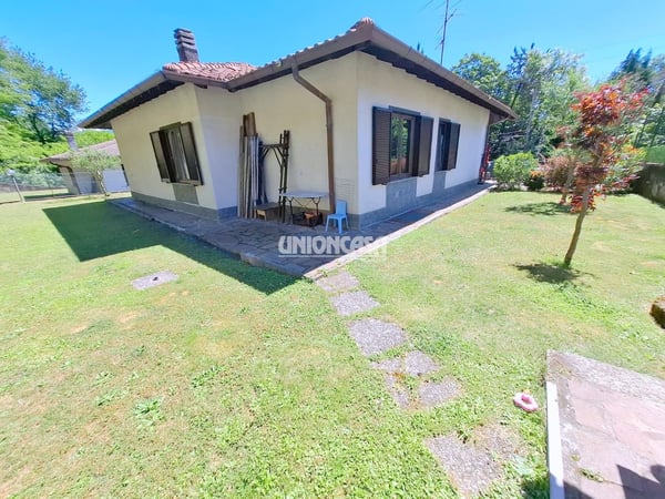 Casa Indipendente con Giardino e Garage a Bizzarone 2