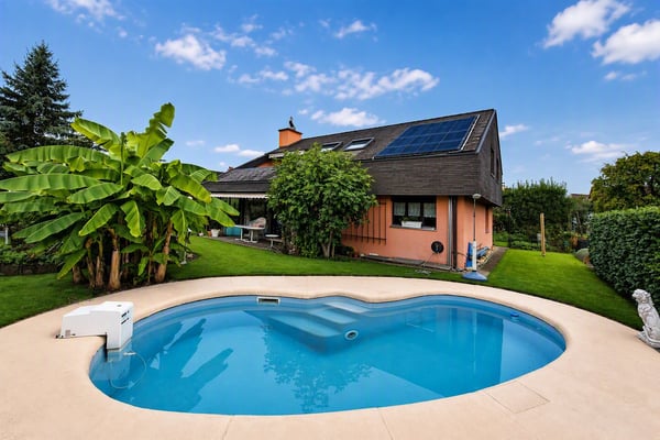 Charmantes 5.5-Zimmer-Einfamilienhaus mit Pool in Obfelden 1