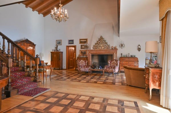 Herrschaftliche Villa mit Pool an exklusiver Lage 2