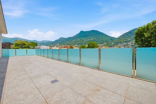 Penthouse mit großzügiger Terrasse, nur wenige Schritte vom Zentrum von Lugano entfernt. 14