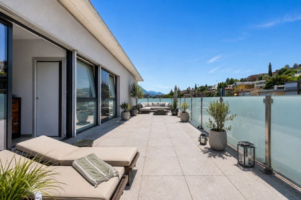 Penthouse mit großzügiger Terrasse, nur wenige Schritte vom Zentrum von Lugano entfernt. 1