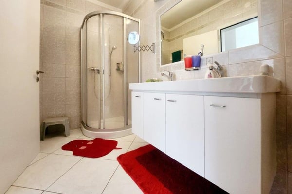 2.5-Zimmer-Wohnung mit privatem Innenhof in zentraler Lage von Muralto 9