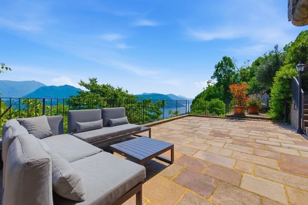 Eleganza e panorama: villa con vista lago e privacy 1