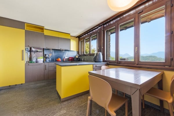 Eleganza e panorama: villa con vista lago e privacy 10
