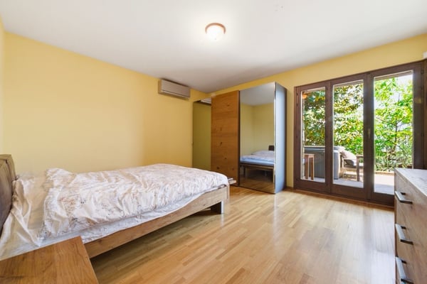 Eleganza e panorama: villa con vista lago e privacy 11