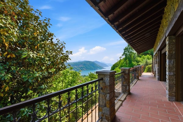 Eleganza e panorama: villa con vista lago e privacy 2