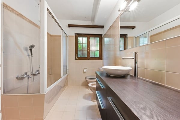 Eleganza e panorama: villa con vista lago e privacy 14