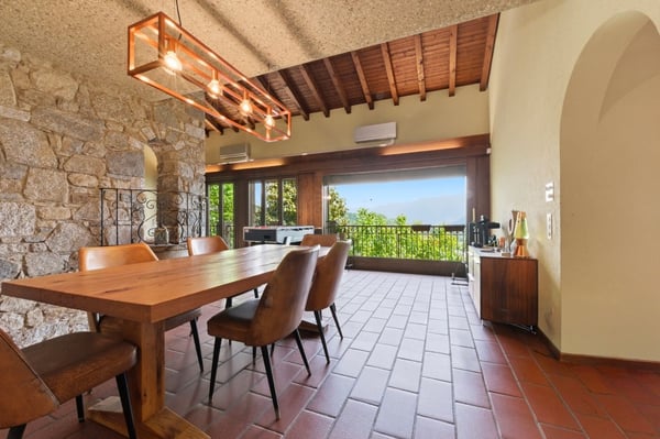 Eleganza e panorama: villa con vista lago e privacy 5