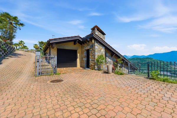 Eleganza e panorama: villa con vista lago e privacy 8