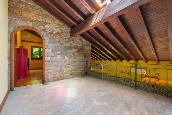 Eleganza e panorama: villa con vista lago e privacy 7