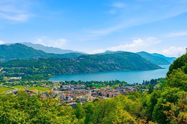 Eleganza e panorama: villa con vista lago e privacy 3