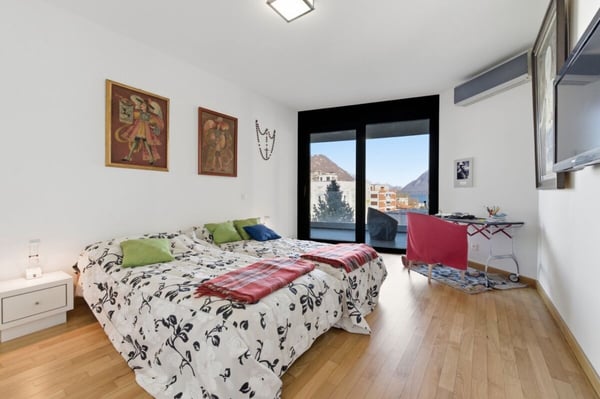 Zentrale Lage, als Ferienhaus geeignet, mit großer Terrasse und Seeblick 3