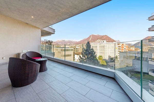 Zentrale Lage, als Ferienhaus geeignet, mit großer Terrasse und Seeblick 4