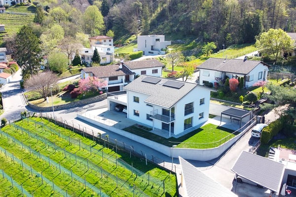 Wunderschönes Zweifamilienhaus mit Panoramablick und Garten 2