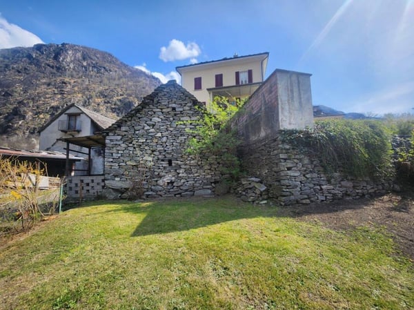 Historisches Mehrfamilienhaus mit Rustico im Herzen von Avegno 2